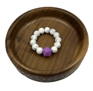 Náramek s fialovým ikosaedrem